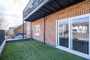 2 Bdrm Penthouse with parking Wycombe