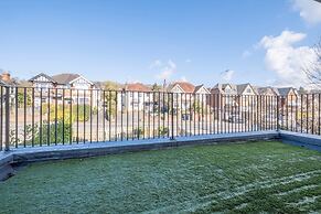 2 Bdrm Penthouse with parking Wycombe