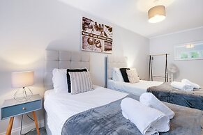 2 Bdrm Penthouse with parking Wycombe