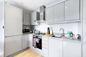 2 Bdrm Penthouse with parking Wycombe