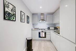 2 Bdrm Penthouse with parking Wycombe