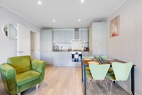 2 Bdrm Penthouse with parking Wycombe