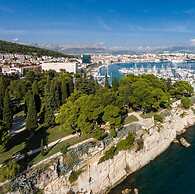 Cool Attic apt w Gallery, in the Heart of Split