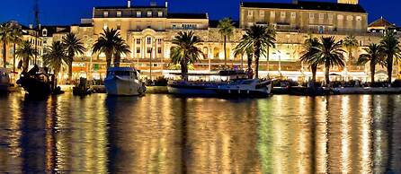 Cool Attic apt w Gallery, in the Heart of Split