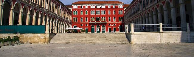 Cool Attic apt w Gallery, in the Heart of Split