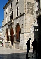 Cool Attic apt w Gallery, in the Heart of Split
