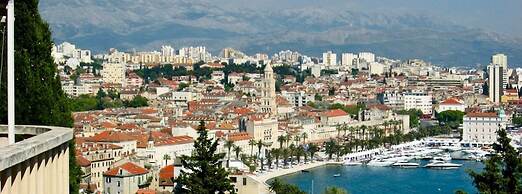 Cool Attic apt w Gallery, in the Heart of Split