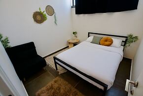 Jungle Jaffa Hostel Age 18 to 45