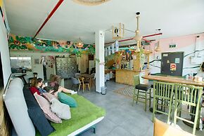 Jungle Jaffa Hostel Age 18 to 45