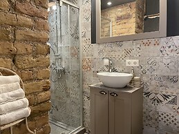 Exquisite 1Br/Ba Apt w/Free Parking in City Center