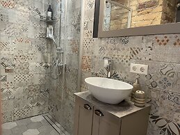 Exquisite 1Br/Ba Apt w/Free Parking in City Center