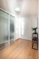 2ndhomes Stylish 1BR Apt w Sauna&Balcony