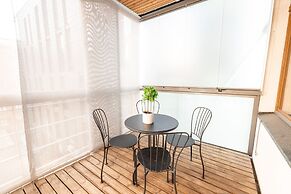 2ndhomes Stylish 1BR Apt w Sauna&Balcony