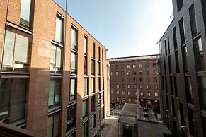 2ndhomes Stylish 1BR Apt w Sauna&Balcony