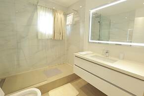 White Stone Apartments Nyarutarama