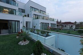 White Stone Apartments Nyarutarama