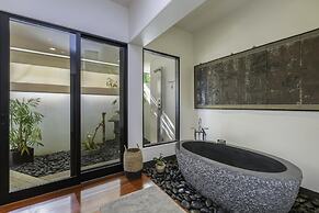 Luxury Zen Retreat 3 Bedroom Home by RedAwning