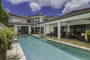 Luxury Zen Retreat 3 Bedroom Home by RedAwning