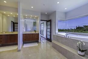 Luxury Zen Retreat 3 Bedroom Home by RedAwning