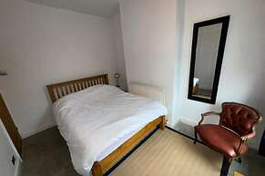 2-bed House in Chesterfield Free Parking Garden
