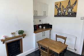 2-bed House in Chesterfield Free Parking Garden
