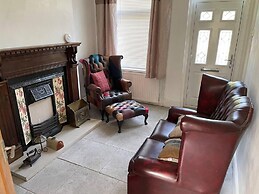 2-bed House in Chesterfield Free Parking Garden