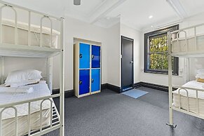 London Plane Backpackers - Hostel