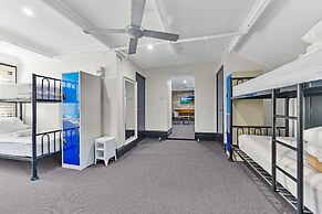 London Plane Backpackers - Hostel