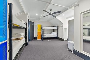 London Plane Backpackers - Hostel