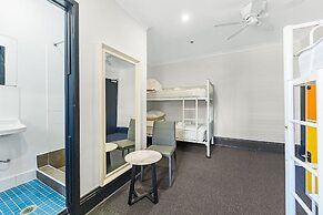 London Plane Backpackers - Hostel