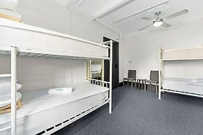 London Plane Backpackers - Hostel