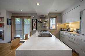 Asobidokoro by H2 Life