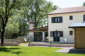 Villa PORTUM - Where Serenity & Comfort meet, Luxurious Woodland Retre