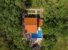 Villa PORTUM - Where Serenity & Comfort meet, Luxurious Woodland Retre