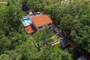 Villa PORTUM - Where Serenity & Comfort meet, Luxurious Woodland Retre