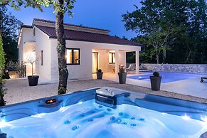 Villa PORTUM - Where Serenity & Comfort meet, Luxurious Woodland Retre