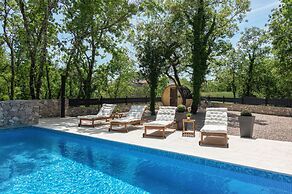 Villa PORTUM - Where Serenity & Comfort meet, Luxurious Woodland Retre
