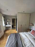 Modern Top Floor 2BD Flat - Kensington