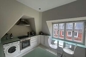 Modern Top Floor 2BD Flat - Kensington