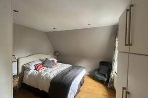 Modern Top Floor 2BD Flat - Kensington