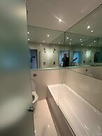 Modern Top Floor 2BD Flat - Kensington