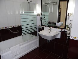 Portaluna Hotel & Resort By Reston