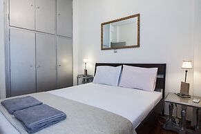 Charming 2 Bedroom apt next to Panormou