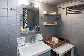 Charming 2 Bedroom apt next to Panormou