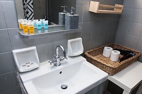 Charming 2 Bedroom apt next to Panormou