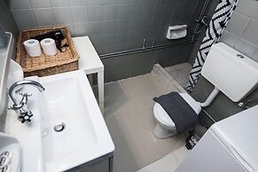 Charming 2 Bedroom apt next to Panormou