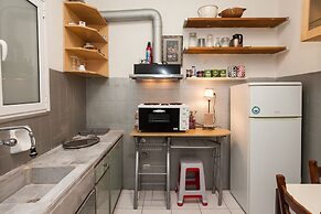 Charming 2 Bedroom apt next to Panormou