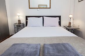 Charming 2 Bedroom apt next to Panormou