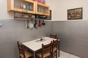 Charming 2 Bedroom apt next to Panormou