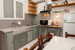 Charming 2 Bedroom apt next to Panormou